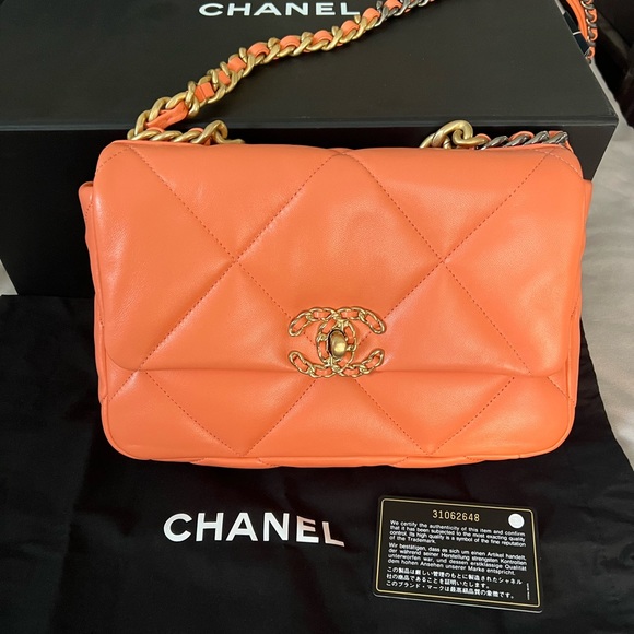 CHANEL 19 HANDBAG Lambskin, Gold-Tone, Silver-Tone&Ruthenium-Finish Metal CORAL - Picture 2 of 13
